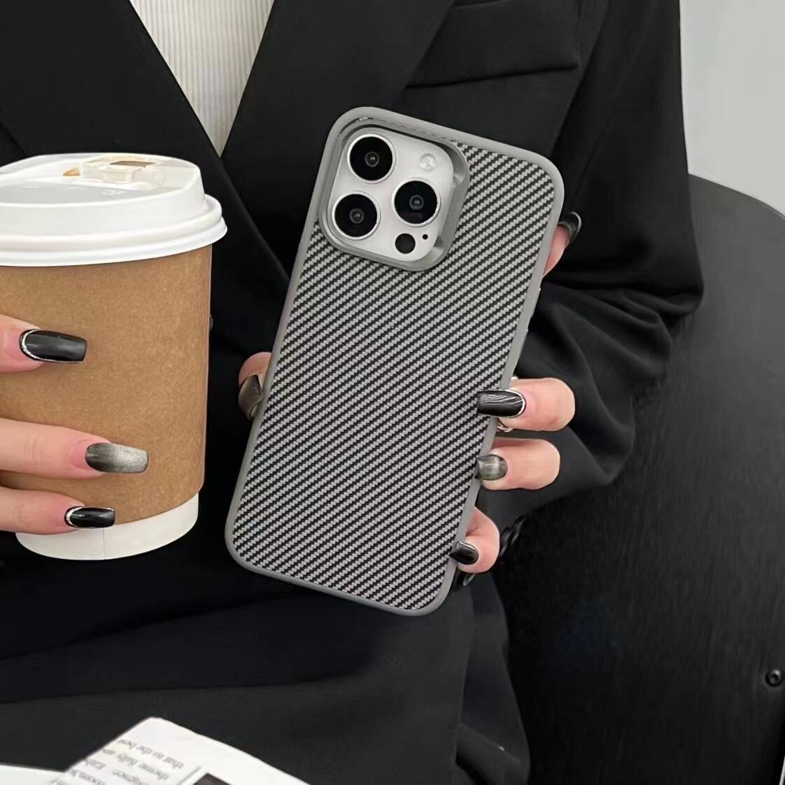 Apple iPhone 15 Pro Kılıf M-safe Şarj Özellikli Karbon Fiber Görünümlü Zore Troy Kapak Siyah