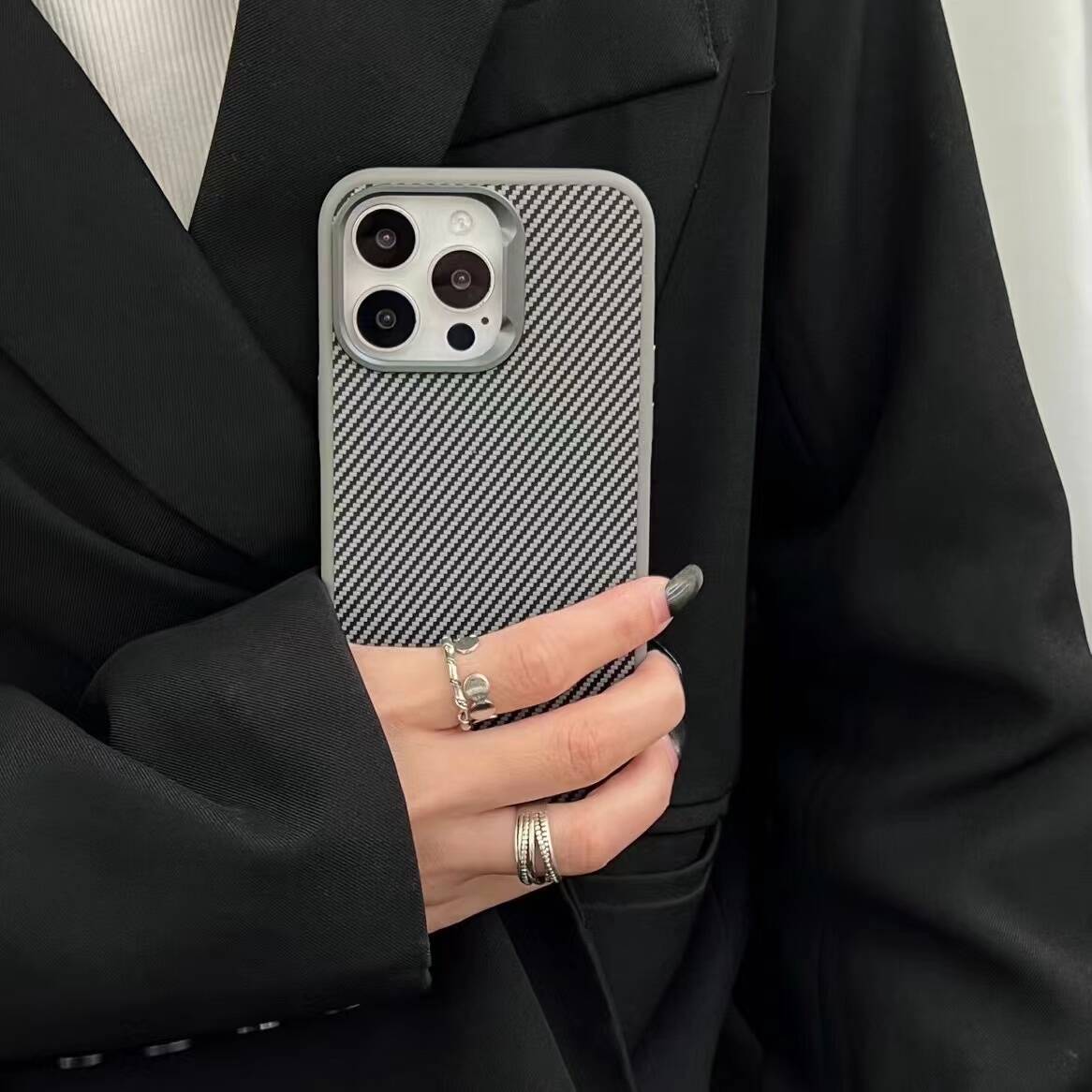 Apple iPhone 15 Pro Kılıf M-safe Şarj Özellikli Karbon Fiber Görünümlü Zore Troy Kapak Gümüş