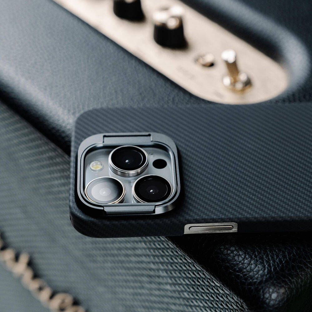 Apple iPhone 15 Pro Kılıf M-safe Şarj Özellikli 600D Kevlar Zore Krek Karbon Standlı Kapak Siyah