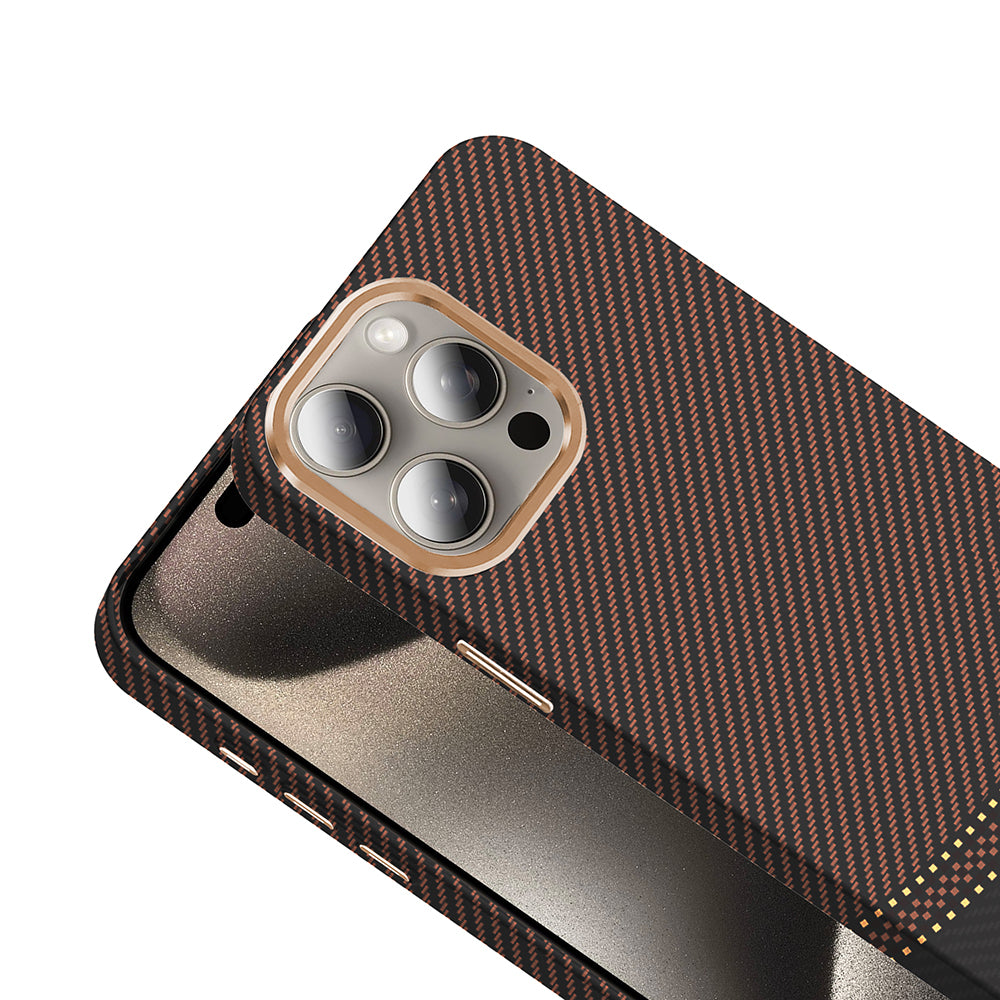 Apple iPhone 15 Pro Kılıf M-safe Şarj Özellikli Karbon Fiber Görünümlü Zore Gros Kapak Gold-Siyah