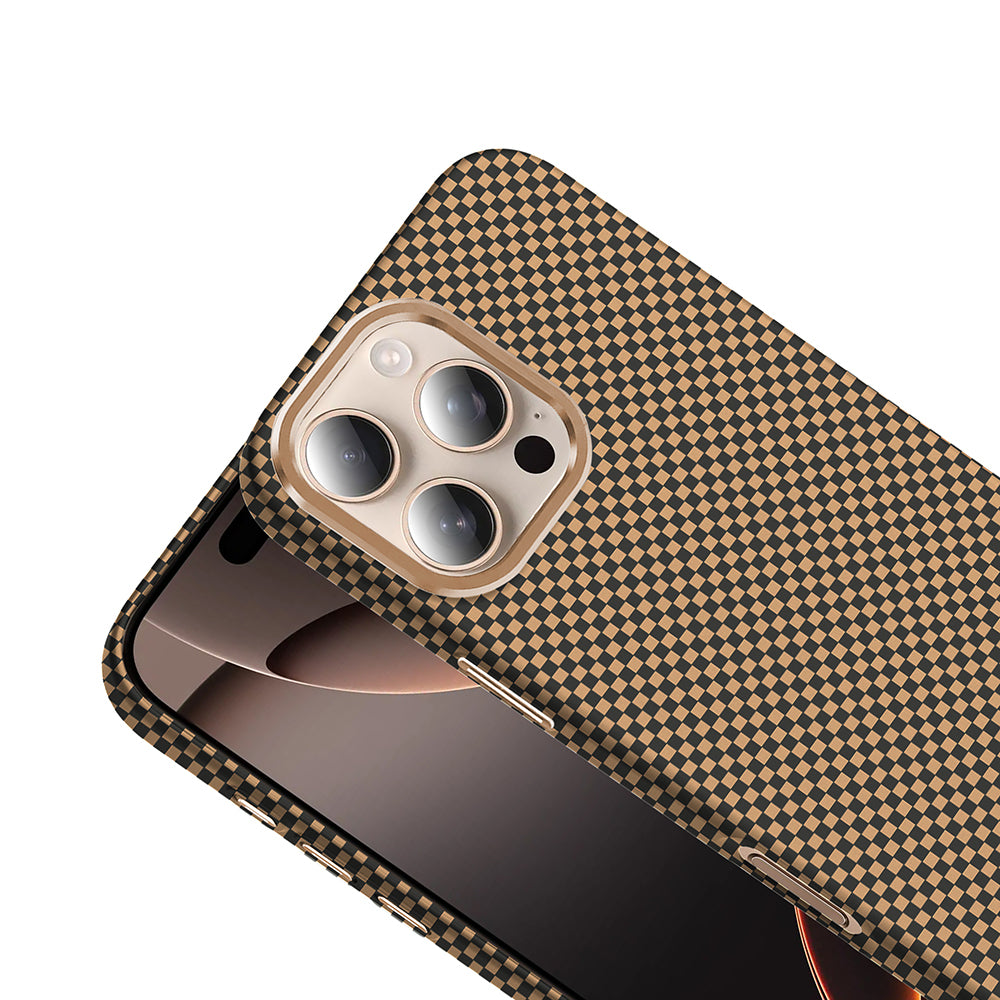 Apple iPhone 16 Pro Kılıf M-safe Şarj Özellikli Karbon Fiber Görünümlü Zore Gros Kapak Gold-Siyah