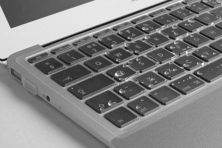 Apple Macbook 16.2' 2021 A2485 Zore Klavye Koruyucu Şeffaf Silikon Ped Renksiz