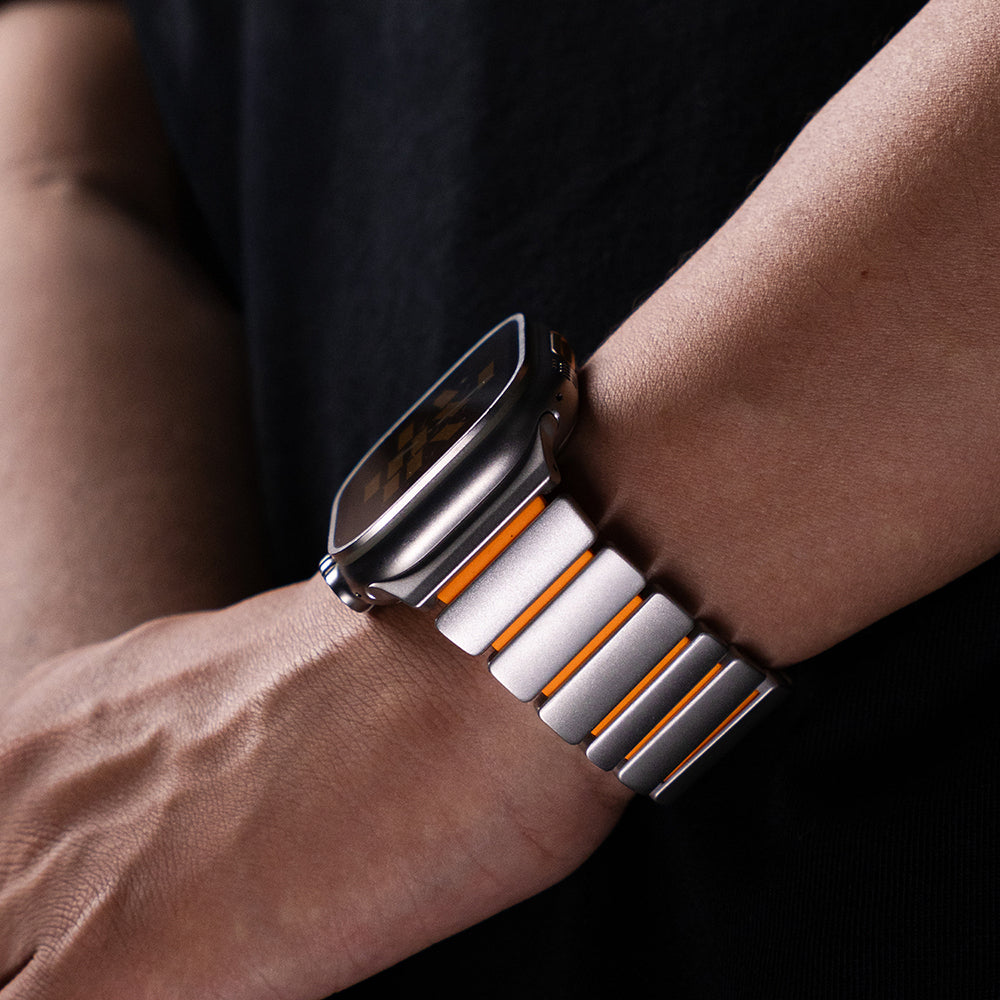 Apple Watch 7 45mm Zore KRD-152 Titanyum Silikon Kordon Siyah-Turuncu