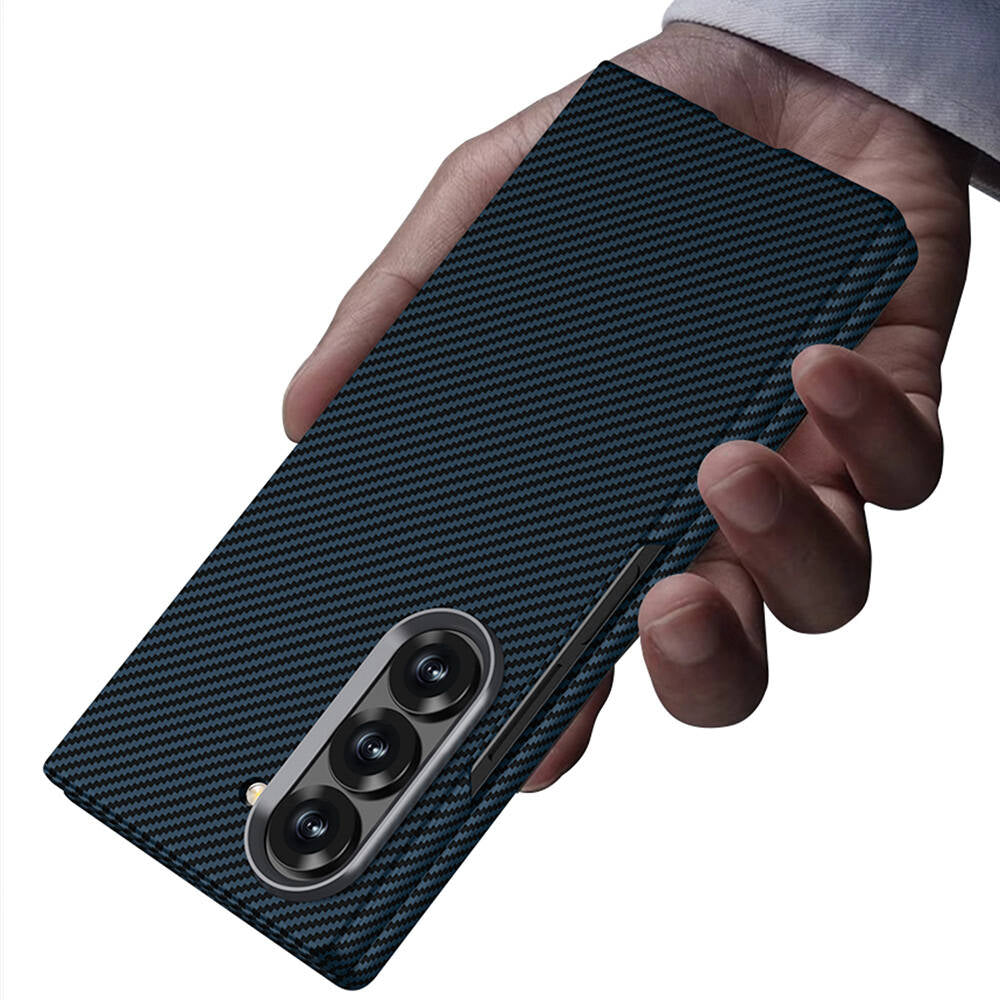 Galaxy Z Fold 6 Kılıf Kamera Korumalı Karbon Fiber Tasarımlı Arka Yüzey Zore Kıpta Karbon Kapak Lacivert